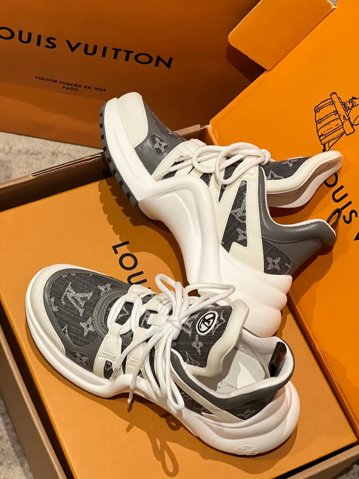 Women Vintage Sneaker in Grey product thumbnail view 3